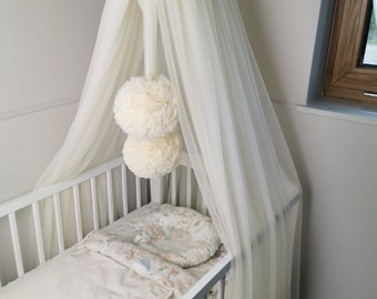Babyhimmel, stora pompoms, metallram, babysänghimmel, barnrum, tyllhimmel med 2 pompoms