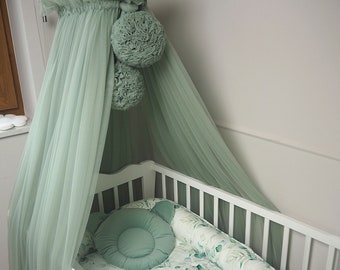 Babyhimmel, stora pompoms, metallhandtag, babysänghimmel, barnrumshimmel, tyllhimmel