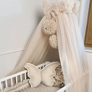 Lang 210cm Betthimmel, 2 groß Pompons, 2 Schleife, Metallgriff, Tüllbaldachin für Babybett, Vordach für Kinderzimmer, Kinderbettbaldachin