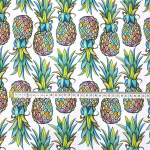 Regenboog ananas waterdichte stof, polyester waterdicht, fruit stof, gekleurde ananas op wit, ananas print 50cm/0.55yd afbeelding 3