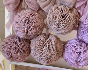 Babyhimmel, 2 stora pompoms, metallhandtag, babysänghimmel, barnrumshimmel, tyllhimmel
