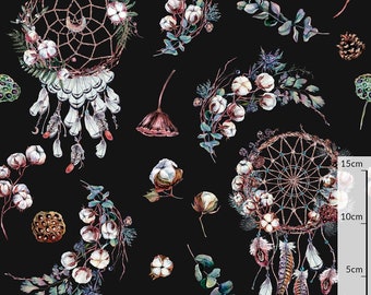 Peut inclure: Un motif sans couture composé d'illustrations à l'aquarelle de capteurs de rêves, de boules de coton, de feuilles d'eucalyptus et d'autres éléments botaniques sur un fond noir. Le motif est parfait pour les tissus, les papiers peints ou d'autres projets de design.
