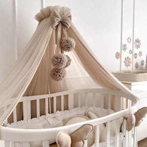 Può includere: Una tazza di ceramica bianca con manico nero e la scritta "But First, Coffee" in grassetto nero. La tazza è posta su uno sfondo neutro, che ne evidenzia il design semplice.