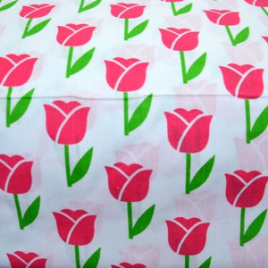 Tessuto di cotone con tulipani, tessuto floreale, tulipani rosa su sfondo bianco, tagliato al metro, 100% cotone, 50x160 cm, 0,55 yard
