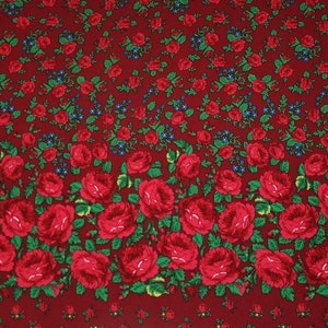 Può includere: Tessuto rosso con un motivo floreale di rose rosse e foglie verdi su uno sfondo rosso scuro.