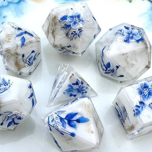 Dés en porcelaine Regal | Dés de tasse de thé | Dés floraux | Jeu de dés en résine Artisan | Dés faits main | Jeu de dés M&D | Cadeaux D&D TTRPG | Porcelaine bleue