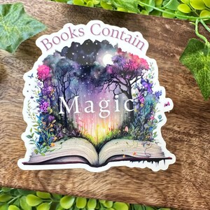 Bücher enthalten Magie Sticker | Bücherwurm Aufkleber | Buchliebhaber | Kindle Sticker | Laptop Aufkleber | Zauberbuch | Zauberwald | Nerd Sticker