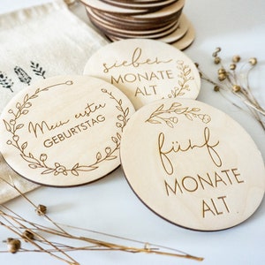 18 cartes de jalon en bois, y compris table de naissance avec fleurs et couronnes | Disques en bois de 10 cm