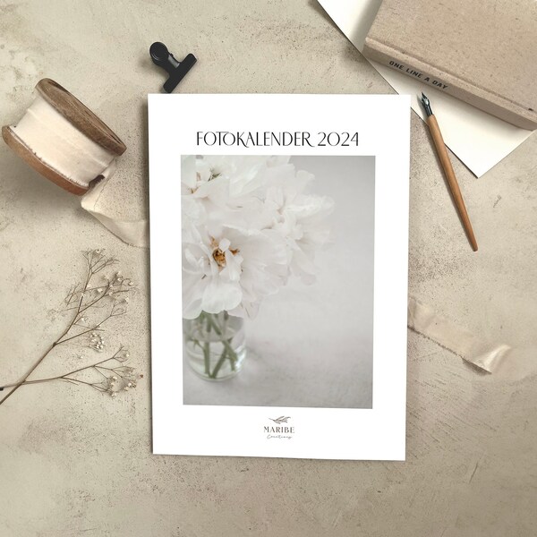 Fotokalender mit ermutigenden Sprüchen und 12 unterschiedlichen Motiven für das Jahr 2024 in DIN A3 inkl. schwarzer Klammer