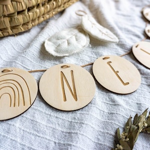Guirnalda de madera con nombre Guirnalda de madera personalizada hecha de discos de madera de 7 cm