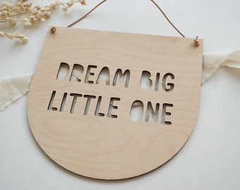 Dream big little one / Wimpelschild aus Holz