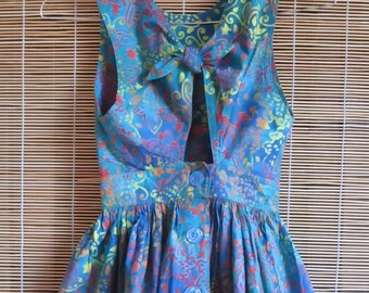 A pretty summer dress butterfly, backless, batik 100% cotton with two front pockets.