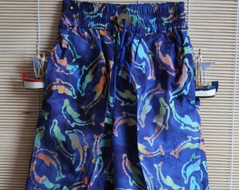 Bermuda-Shorts blau mit Delphin-Motiven, Batik, 100 % Baumwolle