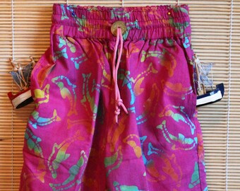 Süße Bermuda-Shorts pink mit Delphin-Motiven, Batik, 100 % Baumwolle