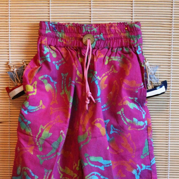 Süße Bermuda-Shorts pink mit Delphin-Motiven, Batik, 100 % Baumwolle