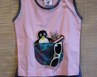 Ein süßer verspielter  Kinder-Tank-Top mit einer Vordertasche mit Batik Applikationen ,100 % Baumwolle.