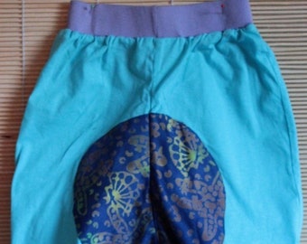 Eine süße Strampelhose für Baby,in drei unterschiedlichen Farben mit blauer Batik Applikation,100% Baumwolle.