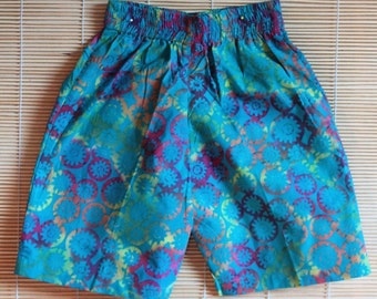 Eine bunte süße kurze Shorts Batik, Blau/Regenbogen,100% Baumwolle.