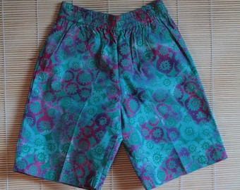 Eine süße kurze bunte Sommer Shorts für kleine Kinder, Batik, Blau Grün/Lila,Knielang,100 % Baumwolle.