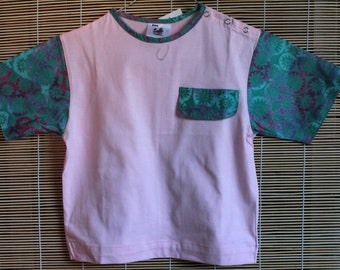 Hübsches T-Shirt in Rosa für kleine Kinder mit Batik Applikationen, 100% Baumwolle