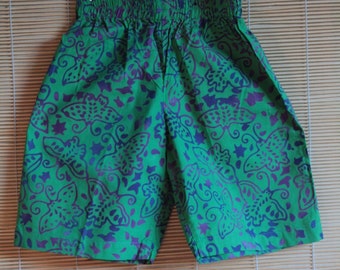 Eine süße kurze Batik Shorts in Grün/Lila,100 % Baumwolle.