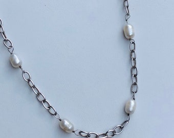 Pretty silver and pearl necklace