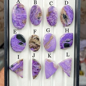 Lila Charoite Cabochon: Rysk ädelsten för smyckestillverkning