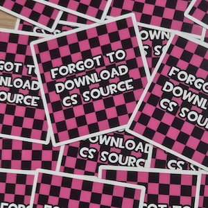 Peut inclure: Une collection d'autocollants carrés présentant un motif à damier rose et noir. Chaque autocollant affiche le texte blanc FORGOT TO DOWNLOAD CS SOURCE dans une police sans empattement en gras, centré sur le fond à damier.