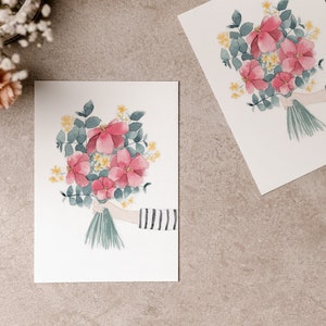 Postkarte aus dickem Naturpapier mit natürlicher Haptik.Bedruckt mit handgemaltem Aquarell Blumenstrauß aus pinkroten Pfingstrosen,kleinen gelben Blümchen,Eucalyptus.Der Strauß wird von einer Hand ins Bild gehalten.Der Arm trägt ein Ringelshirt.