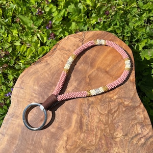 Pulsera, cordón y llavero con cuentas indígenas en color rosa mate