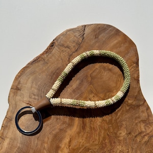 Pulsera/cordón/llavero con cuentas de cuerda indígena de color verde salvia