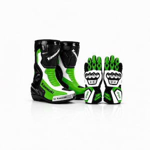 Könnte beinhalten: Ein Paar schwarz-weiß-grüne Motorradstiefel mit Kawasaki-Logo und ein Paar passende Motorradhandschuhe mit Ninja-Logo und Under Armour-Branding, die zusammen vor einem schlichten weißen Hintergrund präsentiert werden.