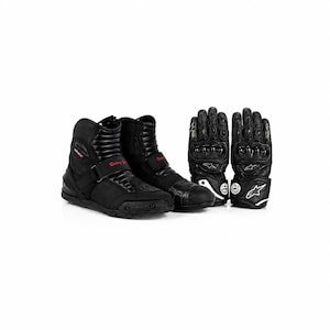 Puede incluir: Un par de botas de moto negras con texto en rojo y un par de guantes de moto de cuero negro con logotipos blancos y placas protectoras en los nudillos. Las botas presentan un diseño de caña alta con correas ajustables, mientras que los guantes tienen un acolchado reforzado y un sistema de cierre seguro en la muñeca.