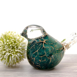 Mini urna uccello verde con foglia oro