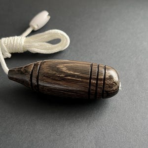 Lampada in legno tornito - Tiravento, regalo tipico in legno, articolo fatto a mano