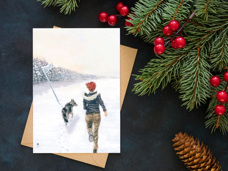 Op de afbeelding: Een aquarel schilderij van een vrouw en een hond die door een besneeuwd bos lopen. De vrouw draagt een bruin jack en een spijkerbroek, en de hond is een grijs-witte husky.
