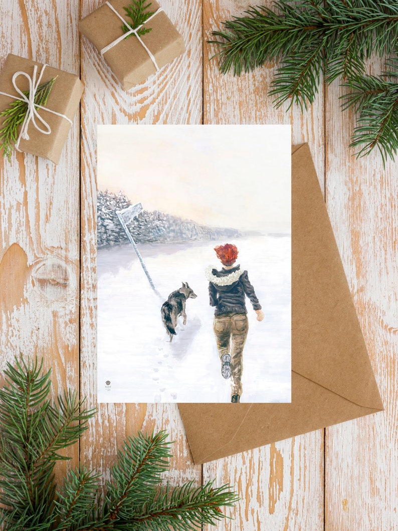 Op de afbeelding: Een vrouw in een bruin jack en jeans loopt door een besneeuwd landschap met een hond. De vrouw draagt een rode sjaal en de hond is bruin en wit.
