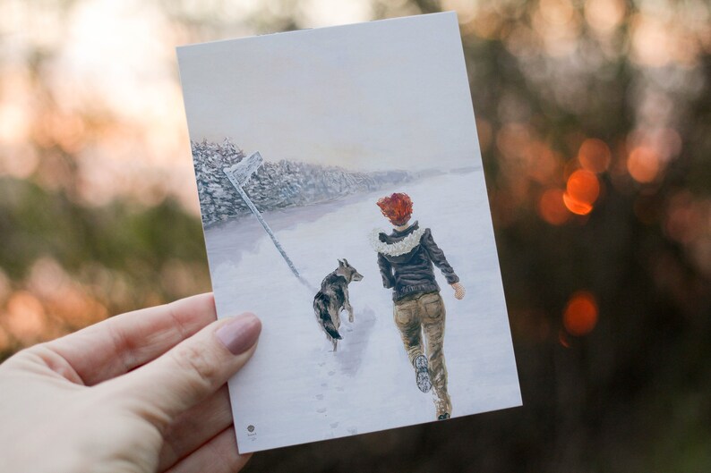 Op de afbeelding: Een schilderij van een persoon en een hond die door een besneeuwd landschap lopen. De persoon draagt een bruin jack en een witte sjaal. De hond is een bruin-witte mix. De achtergrond is een besneeuwd bos.