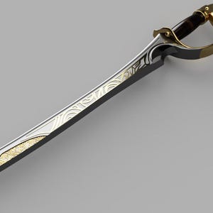 Puede incluir: Una espada curva con una hoja plateada y detalles dorados. La empuñadura es negra con una guarda dorada y un mango marrón. La hoja presenta un patrón grabado.