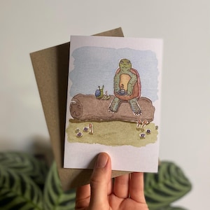 Biglietto d'auguri vuoto - "Una tazza di tè amichevole" con Moss la lumaca e Quill la tartaruga - Acquerello e inchiostro su carta