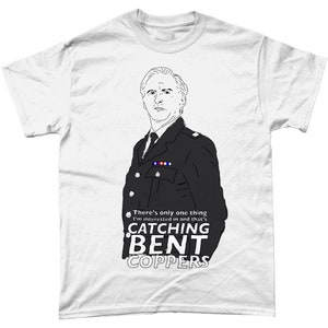 Könnte beinhalten: Weißes T-Shirt mit einer Schwarzweißillustration eines Mannes in Polizeiuniform. Der Text "There's only one thing I'm interested in and that's CATCHING BENT COPPERS" ist unter der Illustration aufgedruckt.