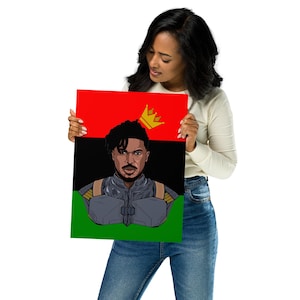 Puede incluir: Un póster con una ilustración de dibujos animados de un hombre negro con una corona y un traje futurista. El fondo es de color rojo, negro y verde.