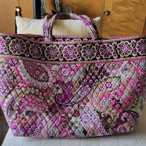 Bolso de hombro extragrande con estampado paisley Very Berry de Vera Bradley
