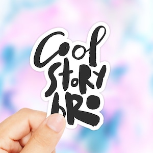 Könnte beinhalten: Ein weißer Aufkleber mit schwarzer Schrift, auf dem "Cool story bro" steht.