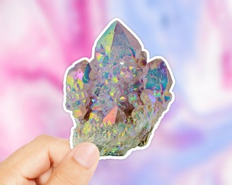 Könnte beinhalten: Ein großer, schillernder Kristall mit einem Regenbogen-Schimmer. Der Kristall ist eine Ansammlung von Spitzen und hat eine raue, natürliche Textur.