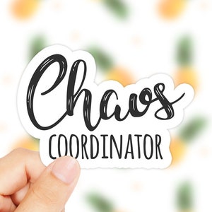 Könnte beinhalten: Weißer Aufkleber mit schwarzem Text, der "Chaos Coordinator" lautet.