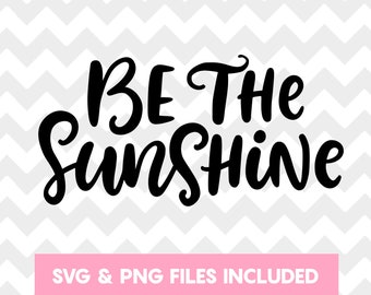 Può includere: Grafica di testo in bianco e nero che recita "Be the Sunshine" su uno sfondo a chevron grigio. Il testo è in un font di stile calligrafico. La parte inferiore dell'immagine ha un banner rosa con il testo "SVG & PNG FILES INCLUDED" e "PRICKLIERPEAR.ETSY.COM".