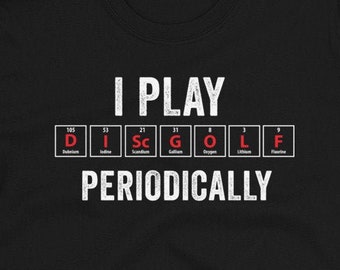 Puede incluir: Camiseta negra de manga corta con texto blanco que dice "I play disc golf periodically". El texto está estilizado para parecerse a la tabla periódica de los elementos.