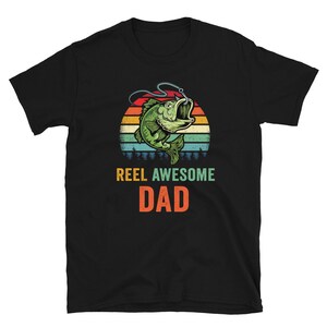 Reel Awesome Dad - Bass Fishing Shirt -Bass Fish Shirt - Dad Fishing T Shirt - Fisherman Gifts - Cool Fishing Dad Gift - Fishermen Gifts imagen 1