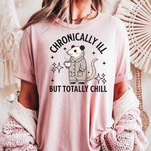 Chronisch ziek shirt, grappige Spoonie T-shirts, opossum Graphic Tee, chronische ziekte humor shirt, auto-immuunziekte, chronische pijn & vermoeidheid